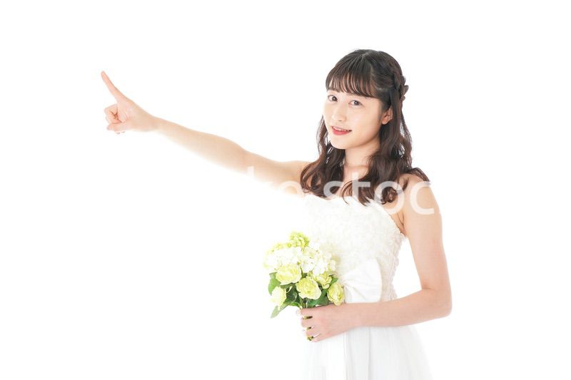 ブーケを持ち指差す花嫁の女性