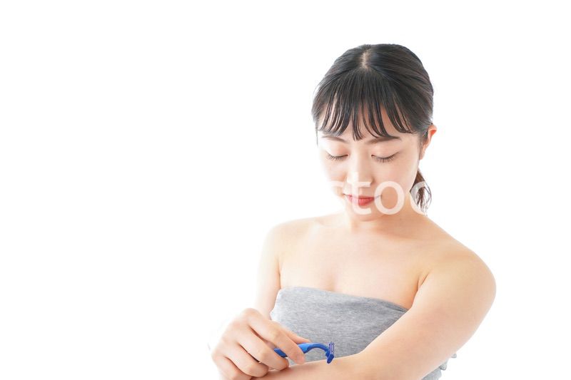 肌の脱毛をする若い女性