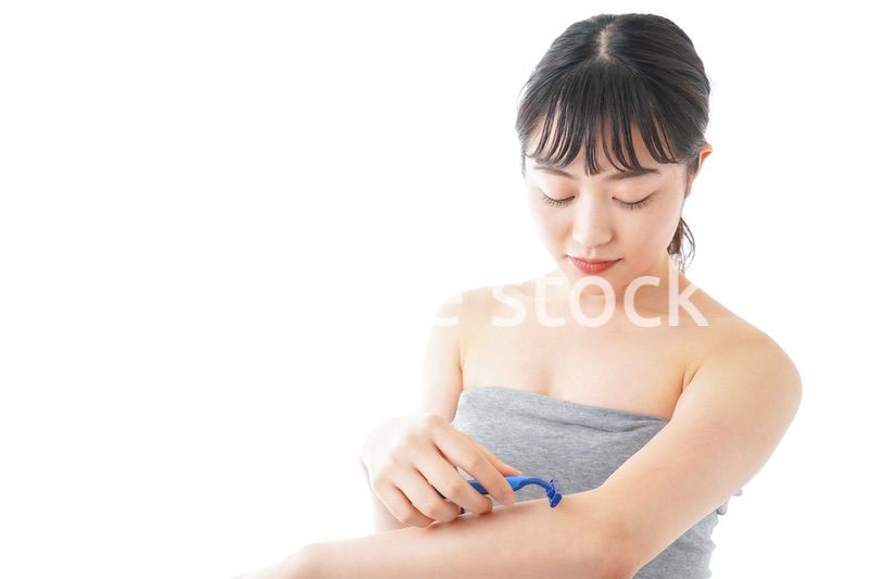 肌の脱毛をする若い女性