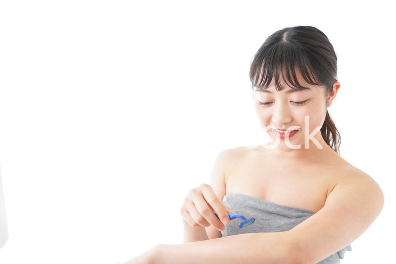 肌の脱毛をする若い女性