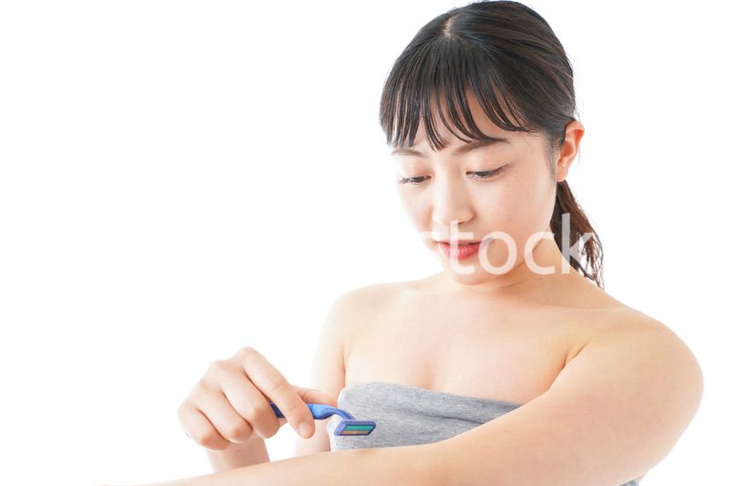肌の脱毛をする若い女性