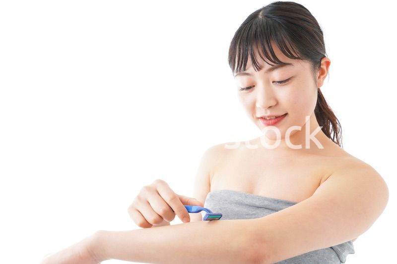 肌の脱毛をする若い女性