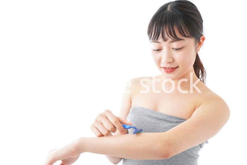 肌の脱毛をする若い女性