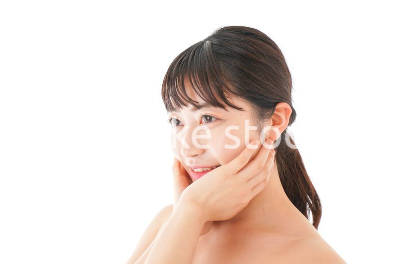 ビューティーケアをする若い女性