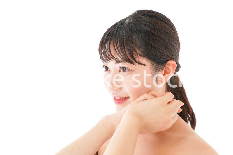 ビューティーケアをする若い女性