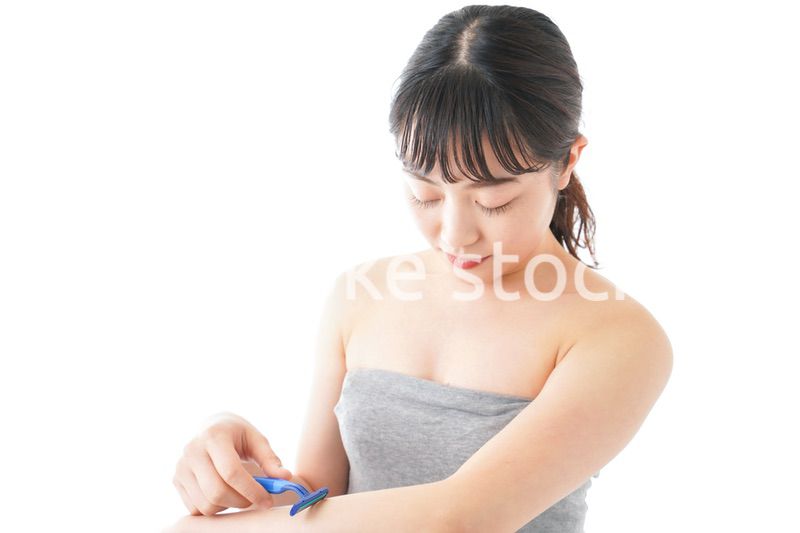 肌の脱毛をする若い女性