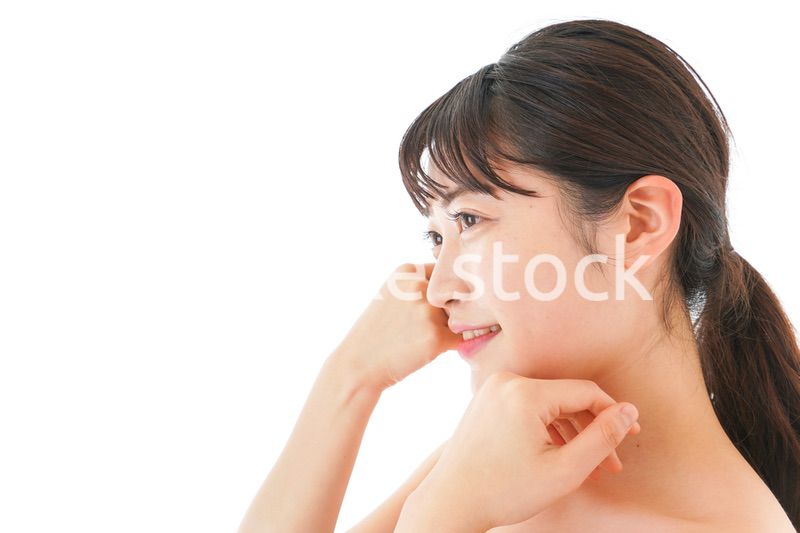 ビューティーケアをする若い女性