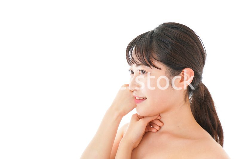 ビューティーケアをする若い女性