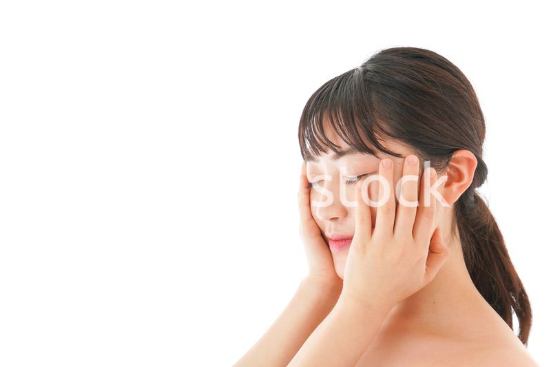 ビューティーケアをする若い女性