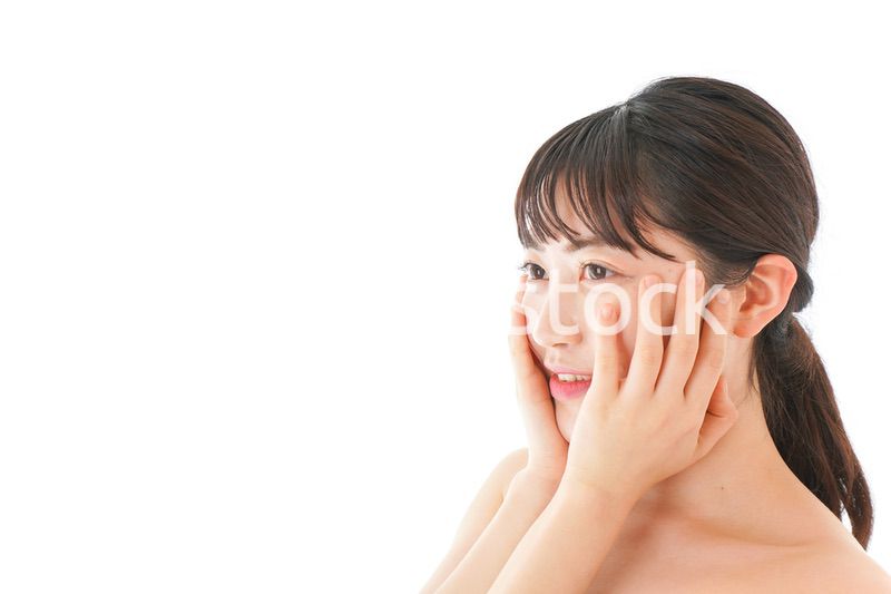 ビューティーケアをする若い女性