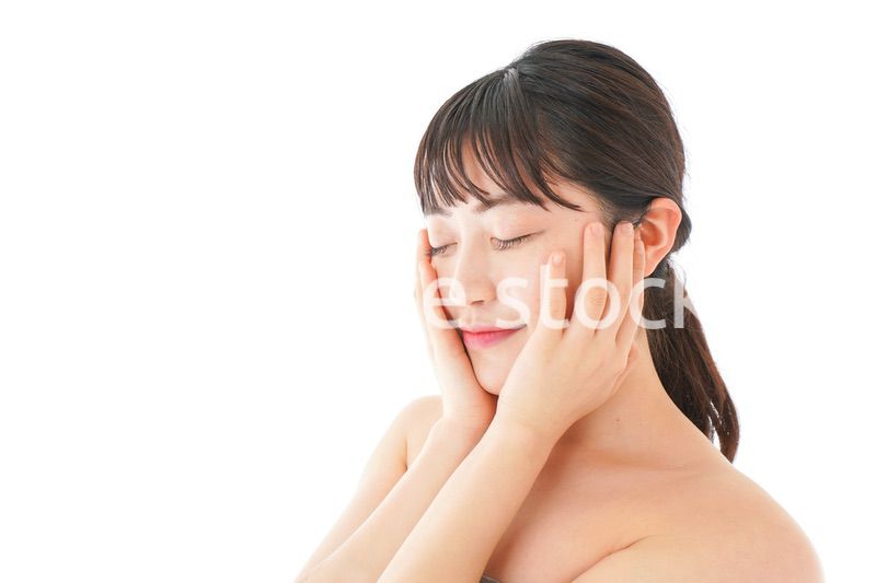 ビューティーケアをする若い女性