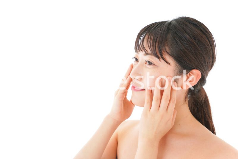 ビューティーケアをする若い女性