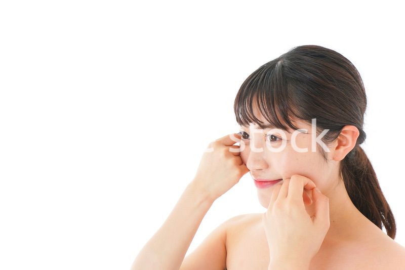 ビューティーケアをする若い女性