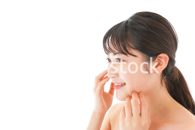 ビューティーケアをする若い女性