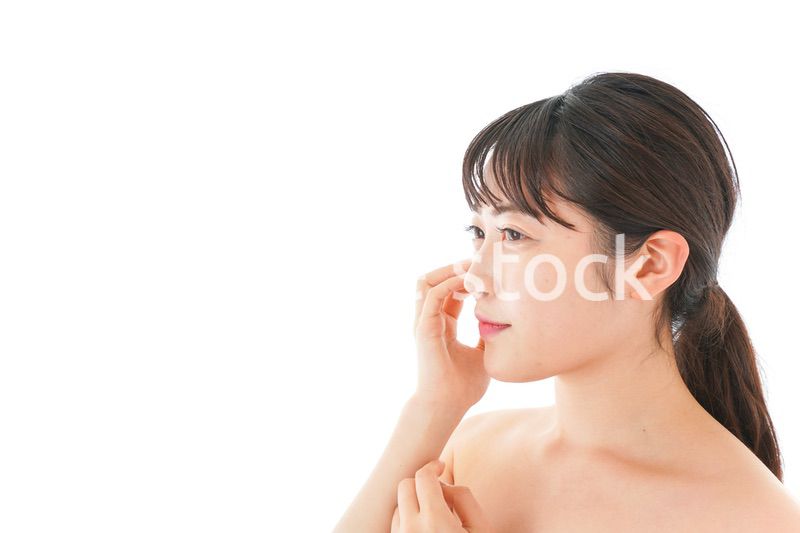 ビューティーケアをする若い女性