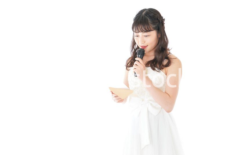 マイクでスピーチをする花嫁