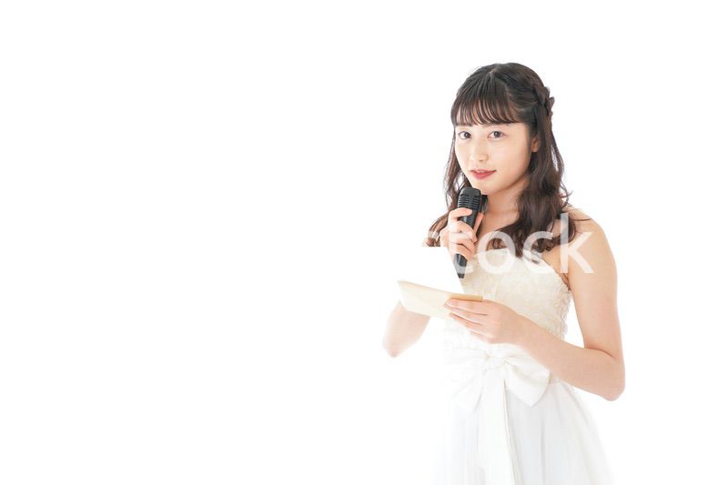 マイクでスピーチをする花嫁