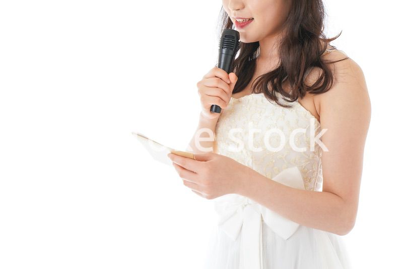 マイクでスピーチをする花嫁