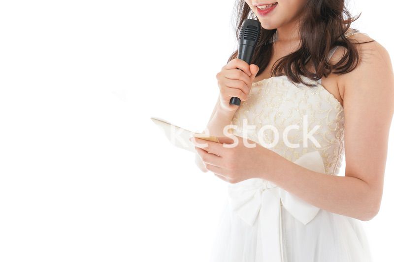 マイクでスピーチをする花嫁