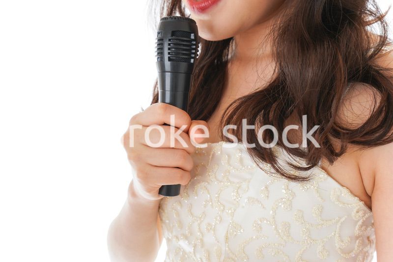 マイクでスピーチをする花嫁