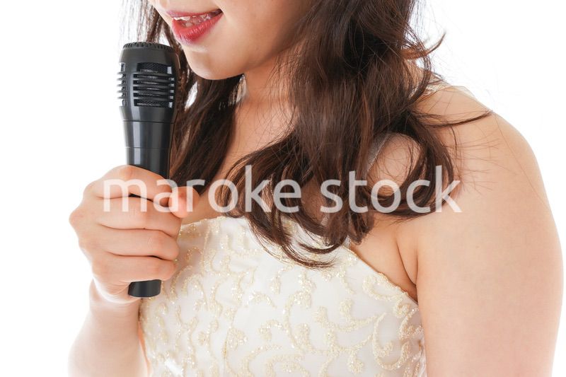 マイクでスピーチをする花嫁