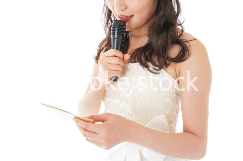 マイクでスピーチをする花嫁