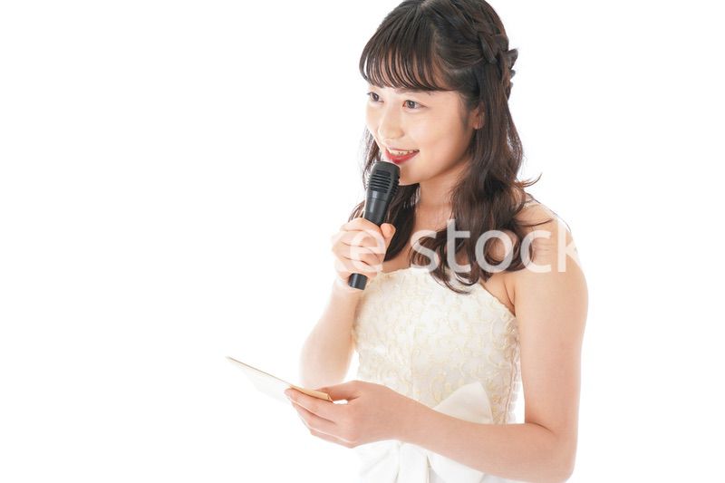 マイクでスピーチをする花嫁