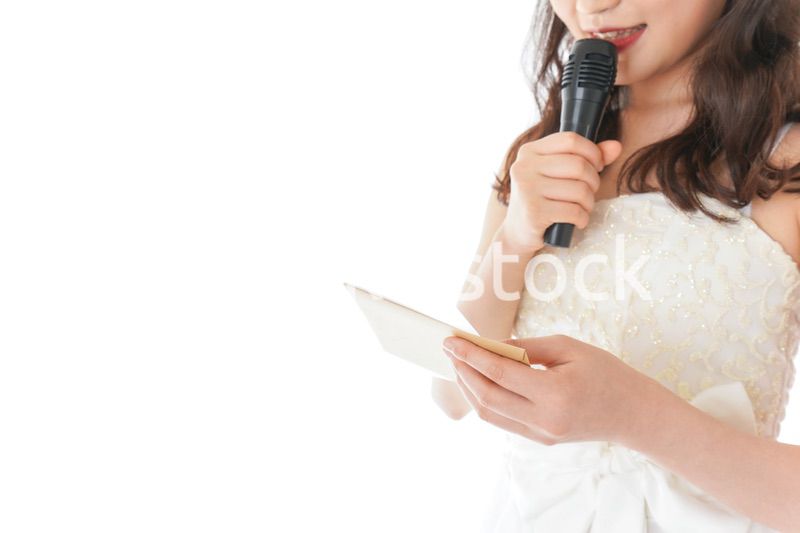 マイクでスピーチをする花嫁