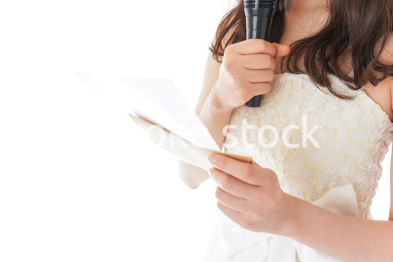 マイクでスピーチをする花嫁