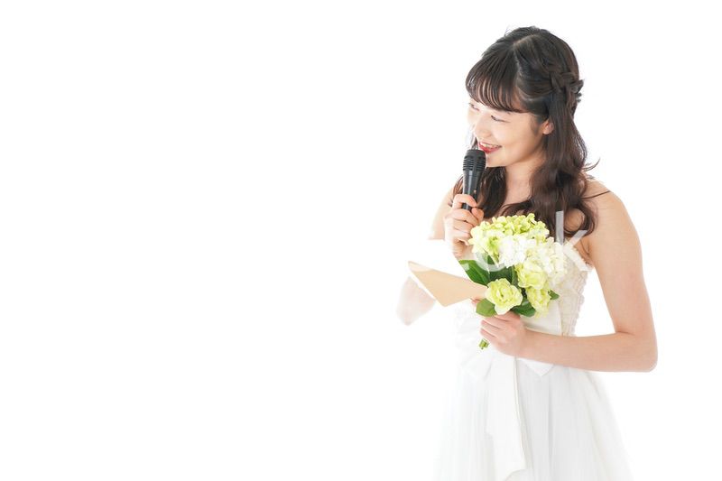 手紙を読む花嫁の女性