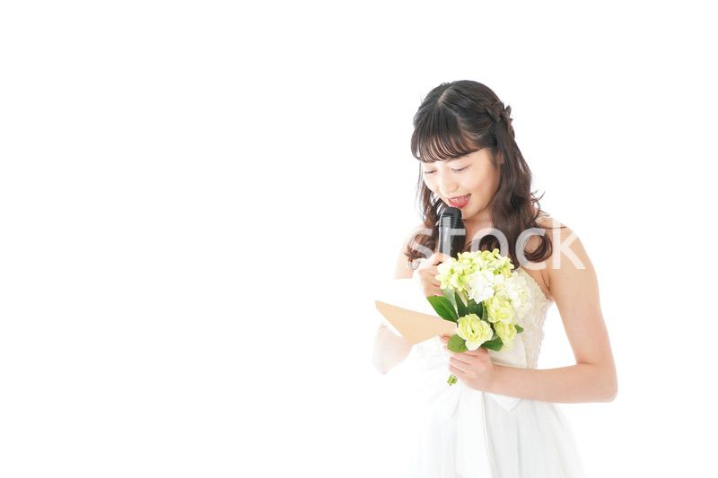 手紙を読む花嫁の女性