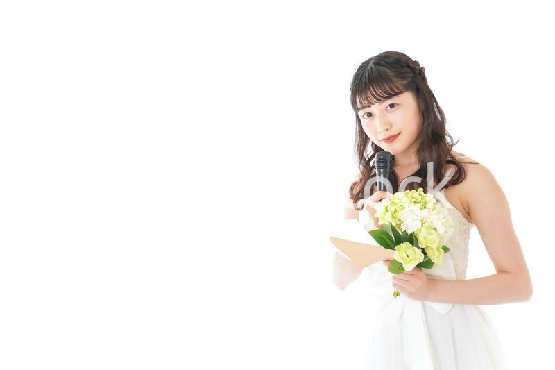 手紙を読む花嫁の女性