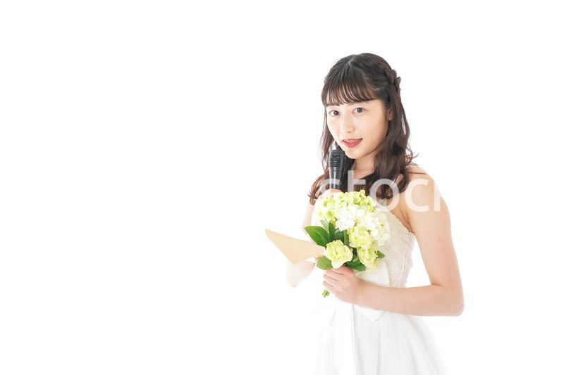 手紙を読む花嫁の女性