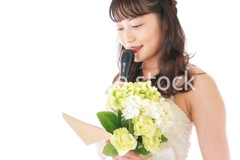 手紙を読む花嫁の女性