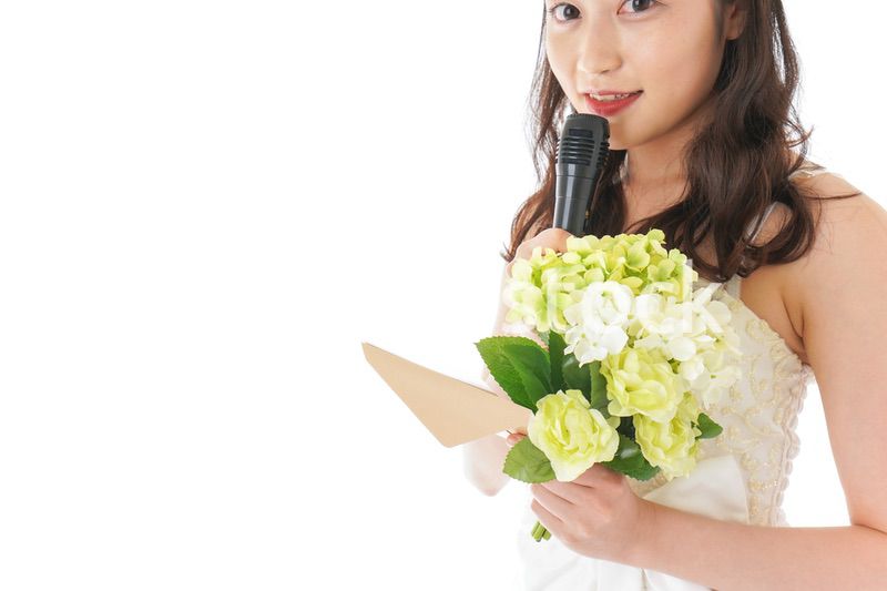 手紙を読む花嫁の女性