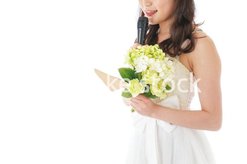 手紙を読む花嫁の女性