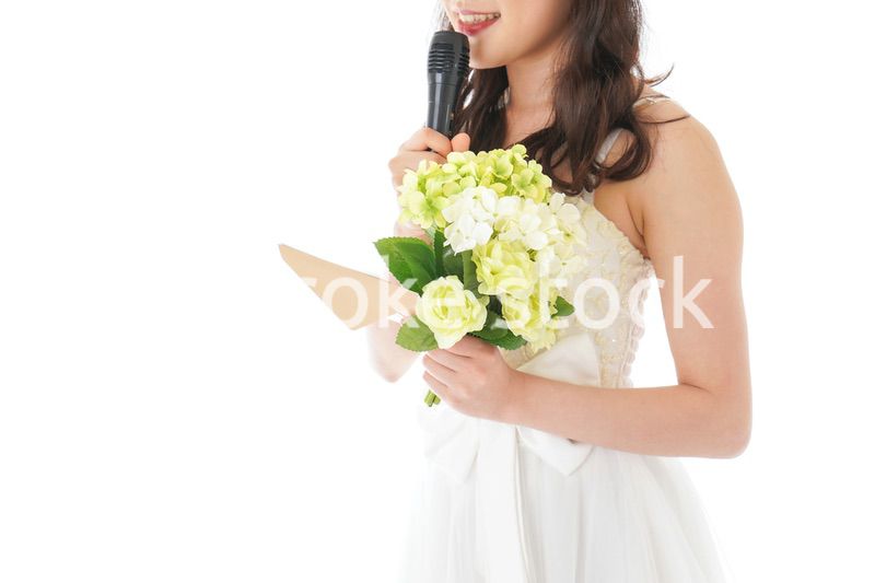 手紙を読む花嫁の女性