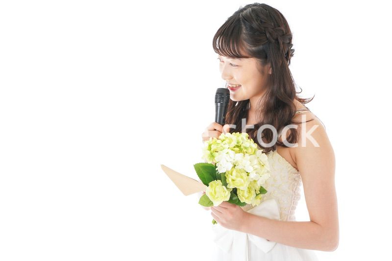 手紙を読む花嫁の女性