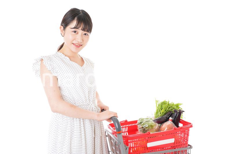 買い物をする若い主婦