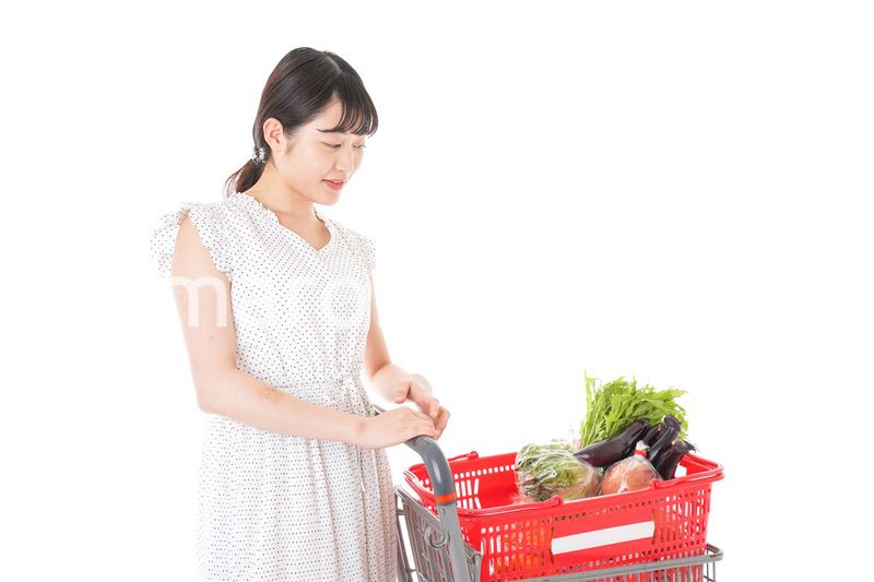 買い物をする若い主婦