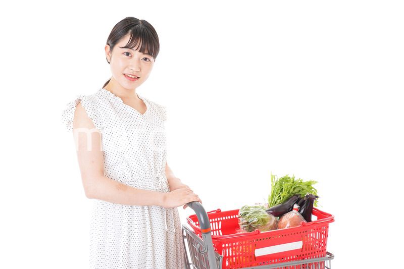 スーパーで買い物をする若い女性