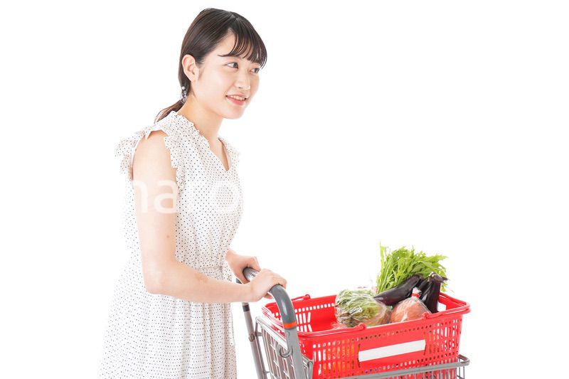 買い物をする若い主婦
