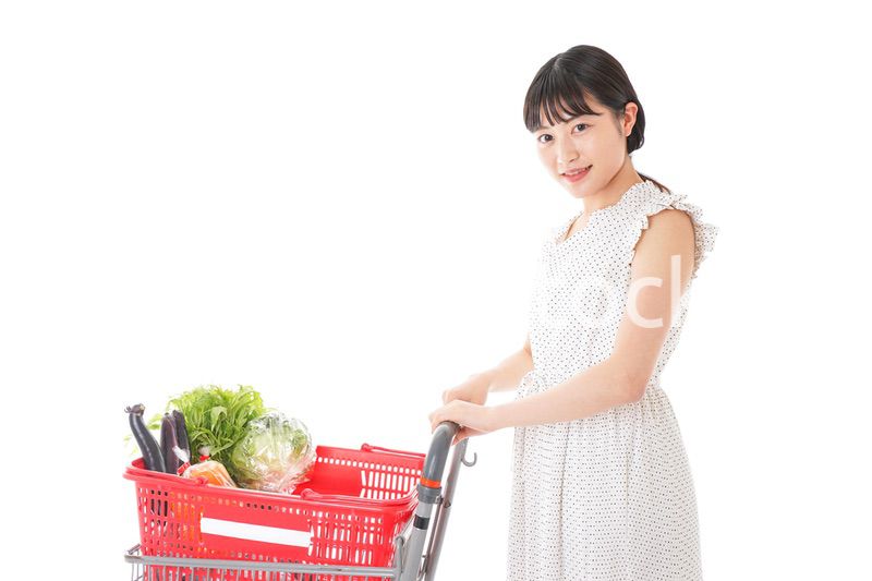 買い物をする若い主婦