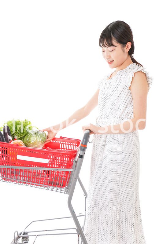 買い物をする若い主婦