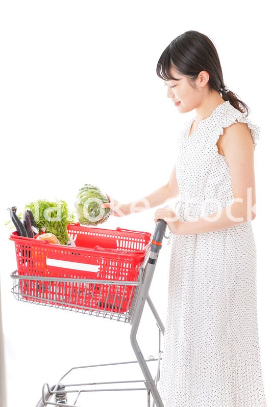 買い物をする若い主婦