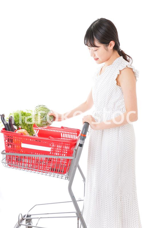 スーパーで買い物をする若い女性