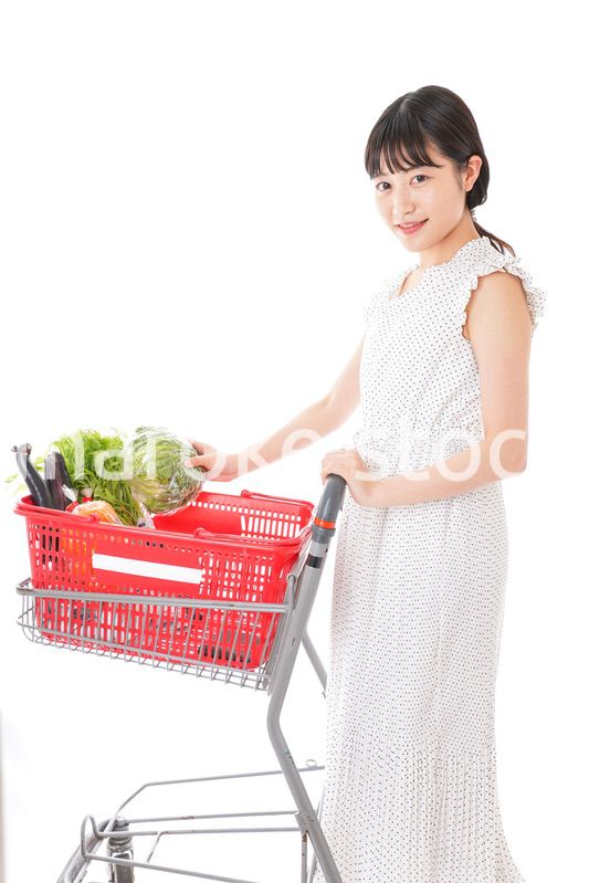 買い物をする若い主婦