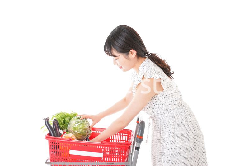 買い物をする若い主婦