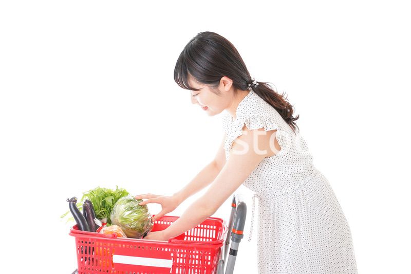 スーパーで買い物をする若い女性