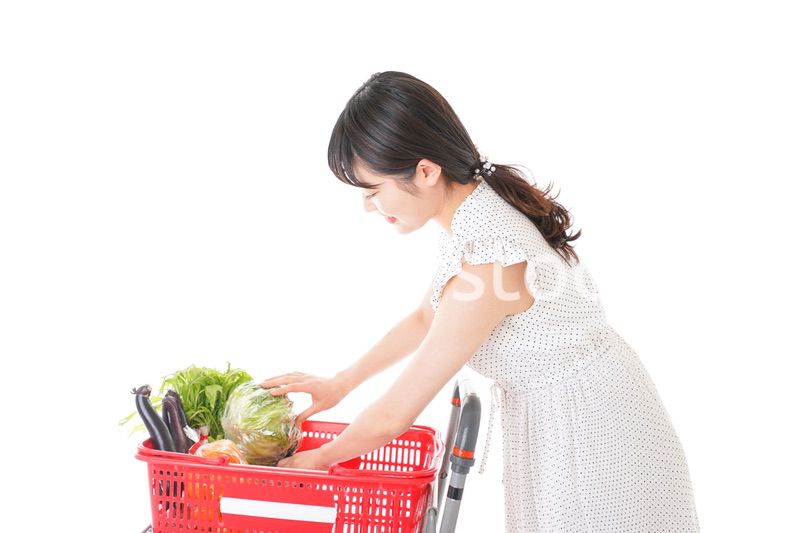 買い物をする若い主婦